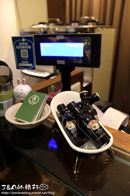 【捷運忠孝敦化】白鬍子 Milk Beard 鮮奶霜淇淋專賣店–必吃威士忌蜂蜜霜淇淋,芝麻霜淇淋好濃郁! 東區美食 銅板美食 @J&A的旅行 【捷運忠孝敦化】白鬍子 Milk Beard 鮮奶霜淇淋專賣店–必吃威士忌蜂蜜霜淇淋,芝麻霜淇淋好濃郁! 東區美食 銅板美食