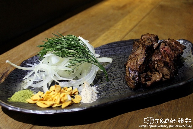 【捷運中山國中】老貳樓小料理居酒屋(老貳樓 龍江店)–厚切生牛肉、新鮮生魚片 道道精緻美味!