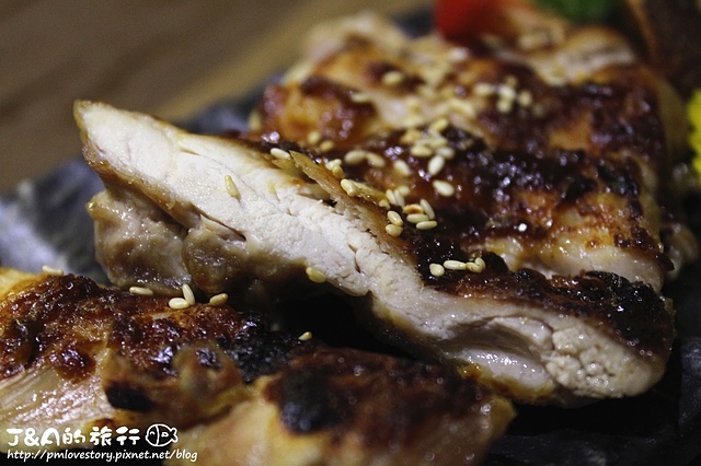 【捷運中山國中】老貳樓小料理居酒屋(老貳樓 龍江店)–厚切生牛肉、新鮮生魚片 道道精緻美味!