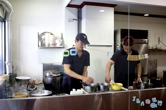 雲謙徽餛飩 黑嚕嚕墨魚餛飩.雙色麻醬抄手讓人眼睛為之一亮~【捷運文湖】內湖美食/內湖小吃 @J&A的旅行 雲謙徽餛飩 黑嚕嚕墨魚餛飩.雙色麻醬抄手讓人眼睛為之一亮~【捷運文湖】內湖美食/內湖小吃