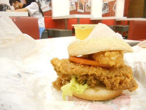 【速食新品嚐鮮】肯德基–起司咔啦巨無霸 @J&A的旅行 肯德基(興隆店):【速食新品嚐鮮】肯德基--起司咔啦巨無霸