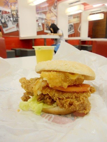 【速食新品嚐鮮】肯德基–起司咔啦巨無霸 @J&A的旅行 肯德基(興隆店):【速食新品嚐鮮】肯德基--起司咔啦巨無霸