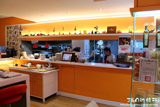 【捷運國父紀念館】LIVE 饗樂 Pasta&Cafe–樂高主題餐廳，東區平價義大利麵!